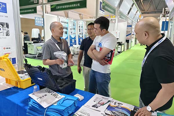 為來賓介紹公司優質產品